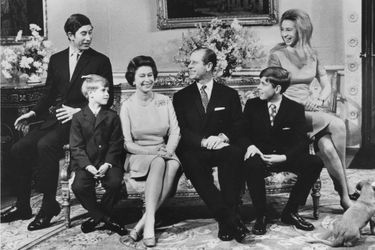 Le prince Andrew avec ses parents, ses frères et sa soeur, le 20 novembre 1972 