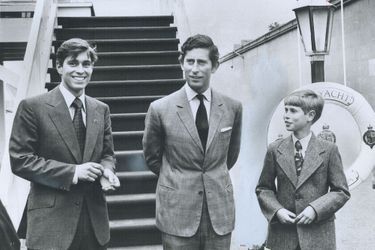 Le prince Andrew avec ses frères les princes Charles et Edward, le 23 juillet 1976