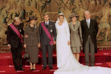 Mathilde d'Udekem d'Acoz et le prince Philippe de Belgique avec leurs parents, à Bruxelles le 4 décembre 1999, jour de leur mariage