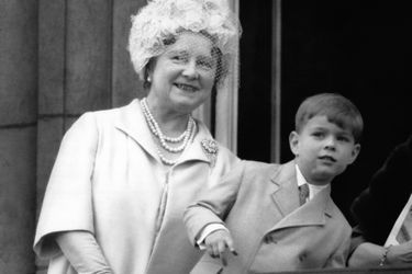 Le prince Andrew avec sa grand-mère la Queen Mum, le 11 juin 1965