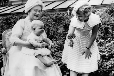 Le prince Andrew avec sa grand-mère la Queen Mum et sa soeur la princesse Anne, le 4 août 1960