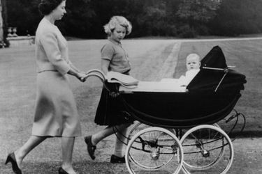 Le prince Andrew avec mère la reine Elizabeth II et sa soeur la princesse Anne, le 8 septembre 1960
