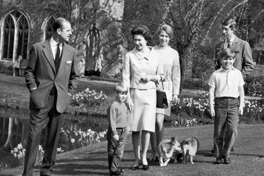 Le prince Andrew avec ses parents, ses frères et sa soeur, le 16 avril 1968