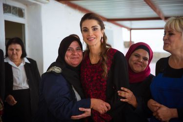 Ce mercredi 2 décembre, la reine Rania s’est rendue dans le village d’Allan<br />
, dans la province de Balqa. L’épouse du roi Abdallah II de Jordanie était réellement superbe dans un look bicolore rouge et noir inspiré des tenues traditionnelles de son pays.Chaque dimanche, le Royal Blog de Paris Match vous propose de voir ou revoir les plus belles photographies de la semaine royale.