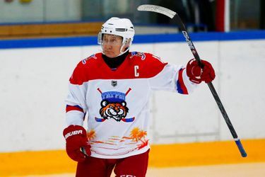 Vladimir Poutine et Alexandre Loukachenko ont joué au hockey sur glace vendredi à Sotchi.
