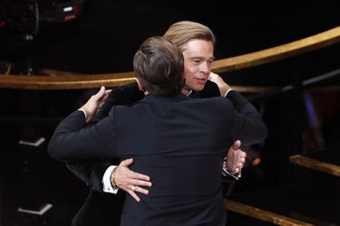 Brad Pitt dans les bras de Leonardo DiCaprio