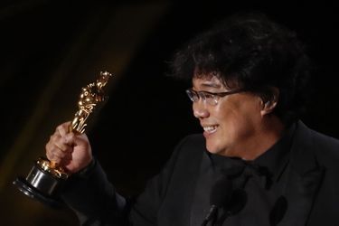 Bong Joon-ho a été récompensé de trois Oscars - meilleur scénario original, meilleur réalisateur et meilleur film international - avant que &quot;Parasite&quot; ne remporte l&#039;Oscar du meilleur film. 