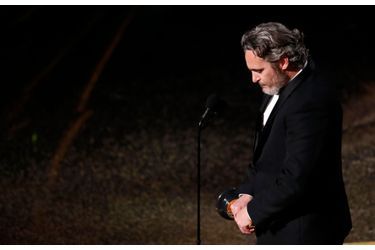 L&#039;émotion de Joaquin Phoenix récompensé de l&#039;Oscar du meilleur acteur pour Joker.