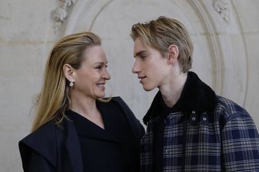 Uma Thurman et son fils Levon Thurman Hawke lors du défilé Dior Haute Couture printemps-été 2020, qui a eu lieu au Musée Rodin lundi 20 janvier 2020. 