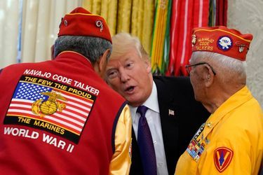 Donald Trump recevant des «code talkers» Navajo à la Maison Blanche, le 27 novembre 2017.