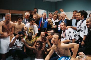 12 juillet 1998. Coupe du monde de football France 1998 : les joueurs fêtant leur victoire contre le Brésil en chantant dans les vestiaires avec le Président de la République Jacques Chirac et le Premier ministre Lionel Jospin.
