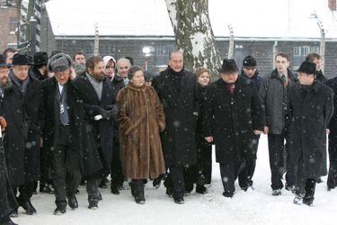 27 janvier 2005. Les célébrations du 60ème anniversaire de la libération du camp d'Auschwitz : l'arrivée au camp de Jacques Chirac accompagné de Simone Veil.
