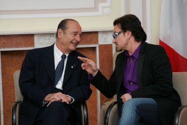 8 juillet 2005. Jacques Chirac discutant avec le musicien Bono de U2, en marge du sommet du G8 à Gleneagles, en Ecosse.
