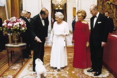 5 avril 2004. Dîner d'Etat donné à l'Elysée en l'honneur de la reine Elizabeth II : Jacques Chirac lui présentant son chien Sumo sous le regard amusé de Bernadette et du prince Philip d'Angleterre.