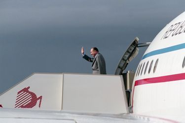 1er décembre 2001. En Tunisie, à Carthage, visite officielle de Jacques Chirac lors de sa tournée éclair dans le Maghreb. Sur la passerelle d'un avion, Jacques Chirac saluant de la main avant de s'envoler pour Alger.