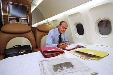 17 octobre 2002. Pendant cinq jours, le président Jacques Chirac a sillonné le Proche-Orient pour tenter d'arrêter la marche vers la guerre avec l'Irak. Ici, le président travaille à bord de l'avion présidentiel, le nouvel Airbus A-319 équipé d'une chambre et d'un carré présidentiel. Sur la table, le JDD ouvert à l'article consacré au sommet de la francophonie.
