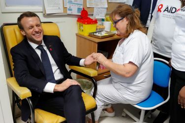 Le président Emmanuel Macron se soumet à un test de dépistage du Sida, vendredi.