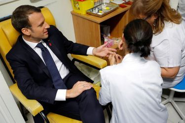 Le président Emmanuel Macron se soumet à un test de dépistage du Sida, vendredi.