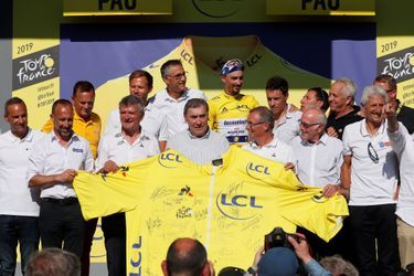 A Pau, pour les 100 ans du maillot jaune, Julian Alaphilippe est entouré d'anciens porteurs de la tunique jaune : Eddy Merckx, Bernard Hinault, Bernard Thevenet, Greg Lemond, Sylvain Chavanel, Laurent Jalabert, Thor Hushovd...