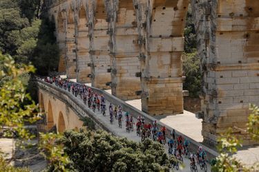 Le peloton sur le pont du Gard mardi 23 juillet lors de l&#039;étape Nîmes-Nîmes.&amp;nbsp;