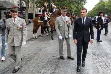 Emmanuel Macron aux côtés de Bruno Le Ray, gouverneur militaire de Paris, et du chef d'état-major des armées françaises, le général François Lecointre.