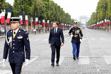 Emmanuel Macron passe en revue les troupes sur les Champs- Elysées