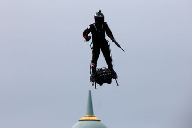 Le champion du monde de jet-ski français Franky Zapata a offert un époustouflant spectacle futuriste en volant debout, fusil en main, à plusieurs dizaines de mètres au-dessus du sol sur son "Flyboard", un engin de son invention, au-dessus des Champs-Elysées.