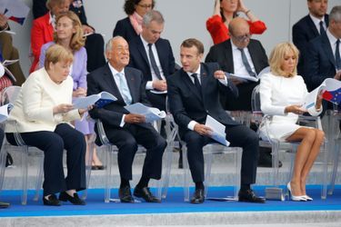 Emmanuel Macron suit le défilé aux côtés d'Angela Merkel, de Marcelo Rebelo de Sousa et de son épouse Brigitte. 