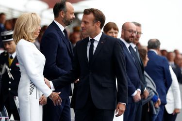 Emmanuel Macron salue son épouse Brigitte. 