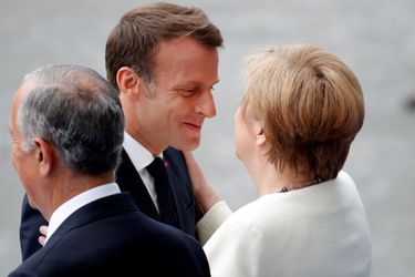 Le chef de l'Etat français salue Angela Merkel. 