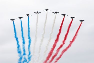 La patrouille de France ouvre le défilé aérien.