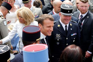 Après le défilé, Emmanuel et Brigitte Macron à la rencontre des troupes. 