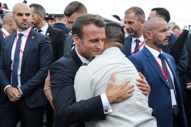 Emmanuel Macron retrouve un soldat français blessé. 