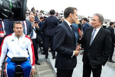 Emmanuel Macron interrogé par Michel Drucker après le défilé. 