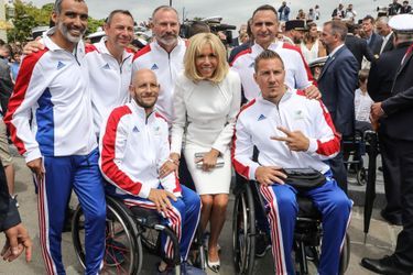 Brigitte Macron en compagnie de sportifs blessés. 