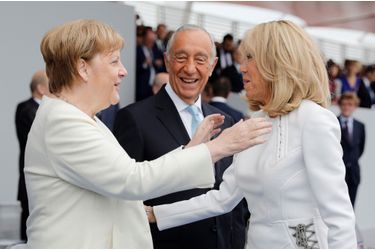 Brigitte Macron salue Angela Merkel. 
