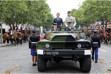 Emmanuel Macron, aux côtés de François Lecointre, passe en revue les troupes sur les Champs-Elysées. 