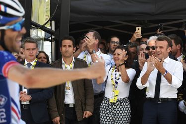 Le président de la République Emmanuel Macron lors de l'étape qui menait au sommet du Tourmalet, assiste à la victoire de Thibaut Pinot, le 20 juillet.&nbsp;