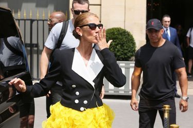 La chanteuse canadienne est toujours à Paris pour la prochaine Fashion Week. Et elle a démontré samedi et dimanche qu&#039;elle restait la championne des looks extravagants en toute circonstance... 