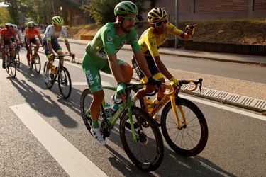 Entre Rambouillet et les Champs-Elysées, dimanche 28 juillet, le maillot jaune Egan Bernal et le maillot vert Peter Sagan savourent.&amp;nbsp;