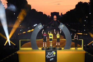 Les trois premiers du Tour de France 2019 honorés sur les Champs-Elysées : Egan Bernal, Geraint Thomas et Steven Kruijswijk.&nbsp;