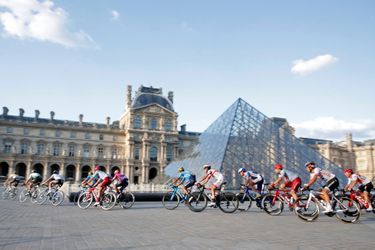 Le Tour de France au Louvre, lors de la dernière étape entre Rambouillet et les Champs-Elysées.&nbsp;