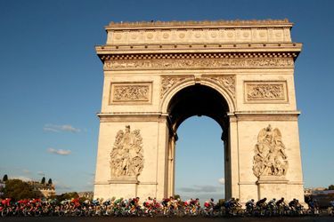 Le peloton au pied de l'Arc de triomphe pour la traditionnelle dernière étape du Tour, dimanche 28 juillet.&nbsp;