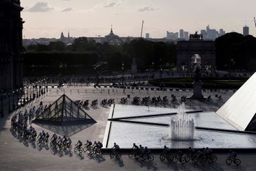 Le Tour de France au Louvre, lors de la dernière étape entre Rambouillet et les Champs-Elysées.&amp;nbsp;