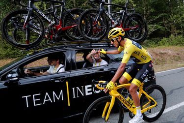 Champagne pour le maillot jaune lors de la dernière étape en direction de Paris, dimanche 28 juillet.&nbsp;