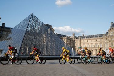 Le peloton au Louvre dimanche 28 juillet. Une décision prise pour rendre hommage au centenaire du maillot jaune et au trentenaire de la construction de la Pyramide.&amp;nbsp;