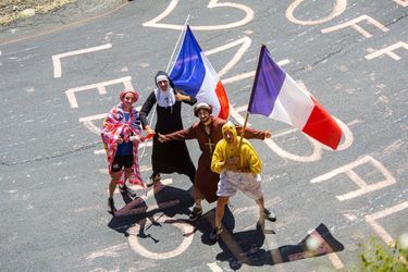Des spectateurs déguisés lors de l&#039;étape Saint-Flour - Albi le 15 juillet.