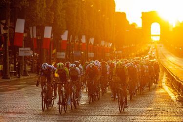 Le peloton sur les Champs-Elysées pour une arrivée nocturne, le 28 juillet.&nbsp;
