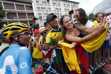 Des spectateurs attendent l'un de leur héros Nairo Quintana, vendredi 26 juillet.&nbsp;