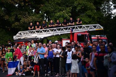 Des pompiers attendent le peloton sur leur échelle lors de la dernière étape entre Rambouillet et les Champs-Elysées, le 28 juillet.&nbsp;